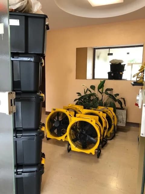 Caisses de transport empilées et turbines de brassage rassemblées dans une pièce avant chargement