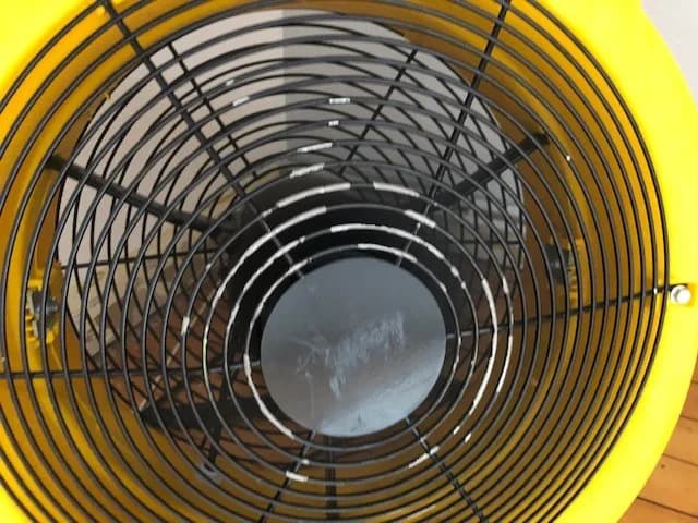Gros plan sur la grille et l'hélice d'une turbine de brassage d'air